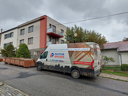 Izolace nad stropem rodinného domu s pultovou střechou v Jihlavě